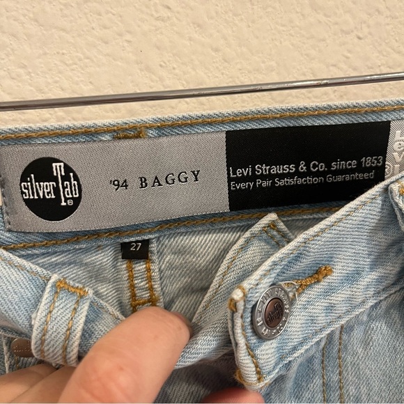 NEW Levi’s Silver Tab 90’s baggy jeans with distressing light wash size 27 - Picture 4 of 9